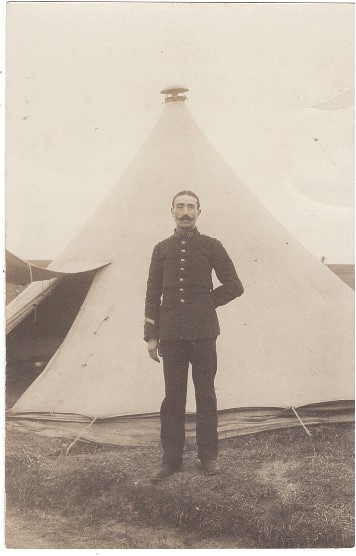 Sergent du 32e devant une tente (camp du Ruchard ?)