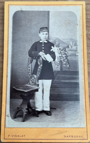 Communiant en uniforme scolaire