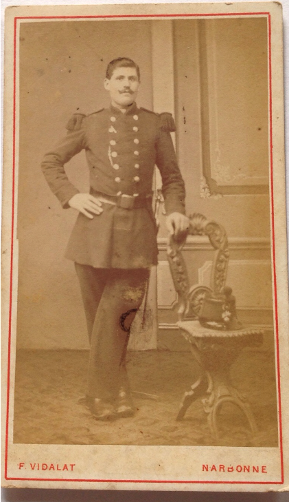 Soldat d'infanterie debout, son képi posé sur une chaise