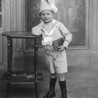 Garcon coiffe dun grand bonnet2