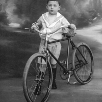 Garcon posant avec sa bicyclette3