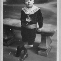 Garcon posant devant un banc2