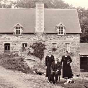 1935 12 Anna Vallee et son oncle maternel Armand Solleux et sa femme Josephine recto