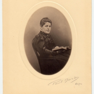Darby femme avec un livre 1