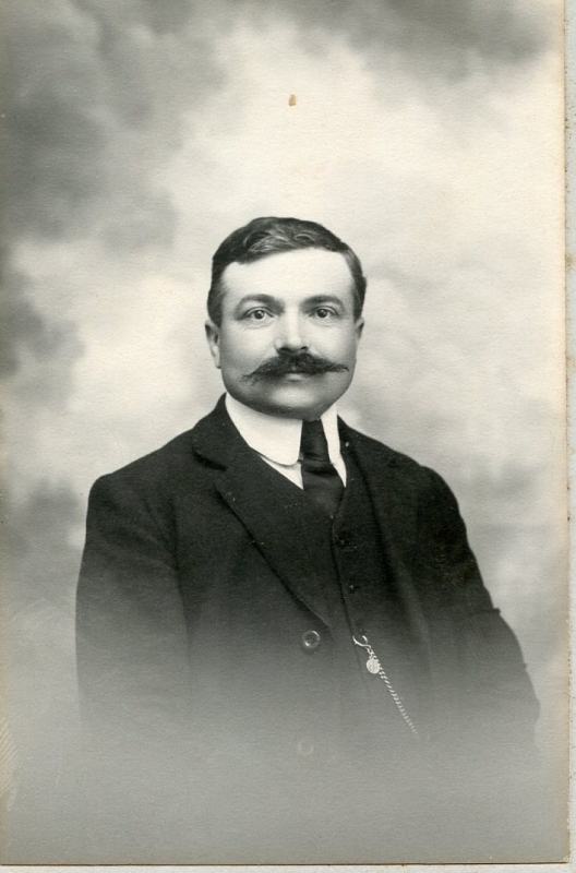 Homme avec une belle moustache