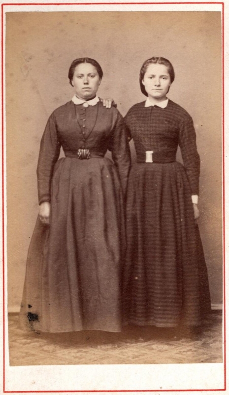 Deux jeunes femmes debout côte à côte