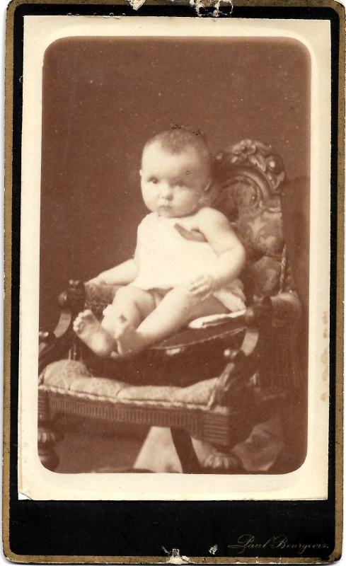 Bébé maintenu droit dans un fauteuil