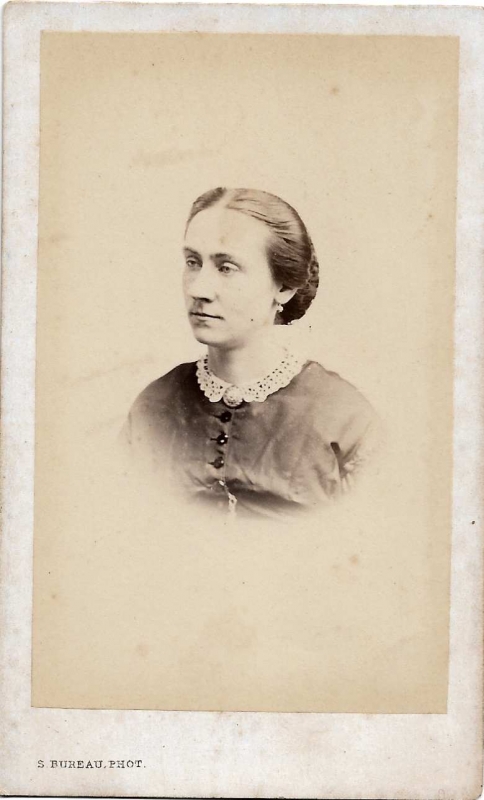 Femme en buste de trois-quarts