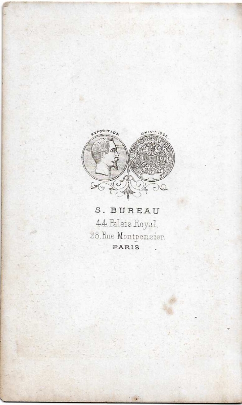Femme en buste de trois-quarts