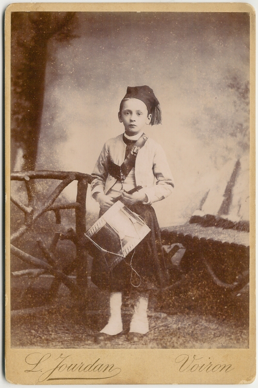 Enfant au tambour portant un uniforme de zouave