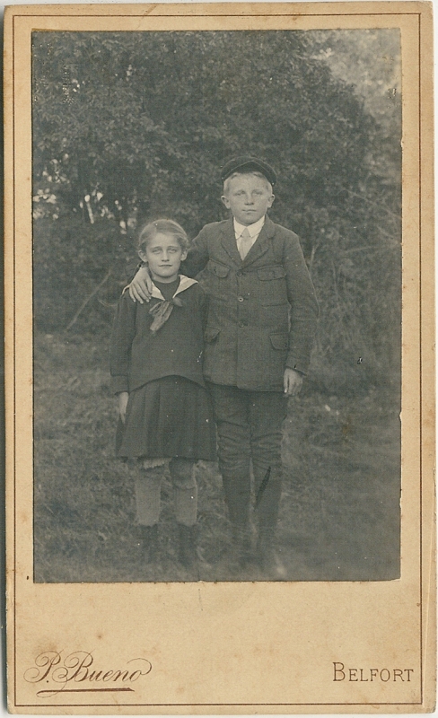 Deux enfants posant en extérieur