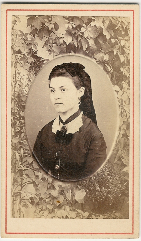 Jeune femme (portrait en médaillon incrusté dans un décor végétal)