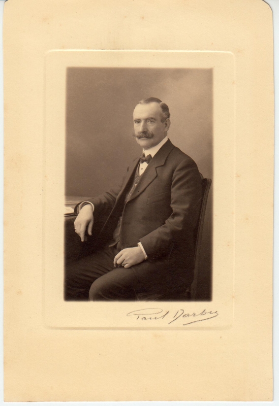 Homme en costume