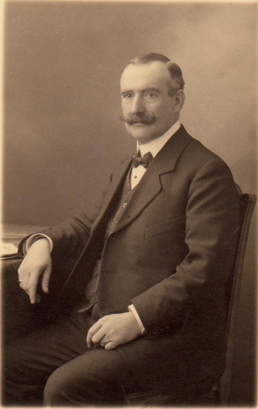 Homme en costume