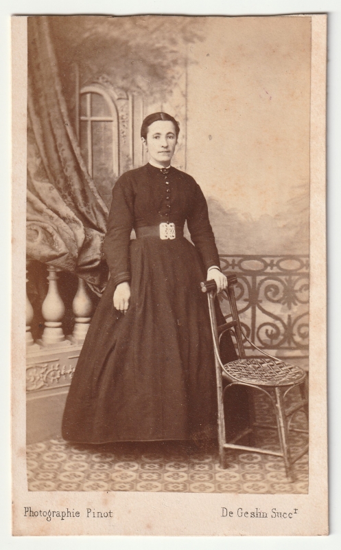 Femme dans une robe noire avec une large ceinture