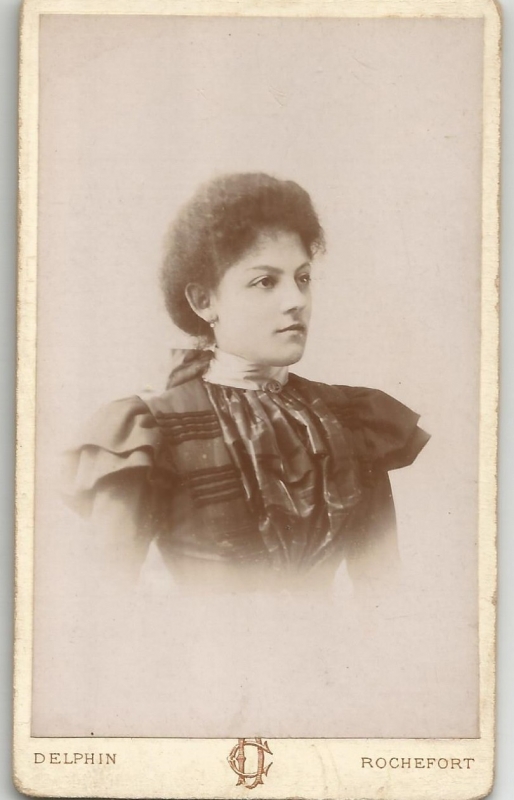 Jeune femme portant un collet sur le jabot de sa robe