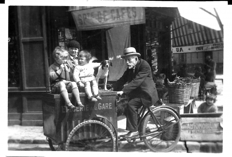 Trois enfants sur un triporteur