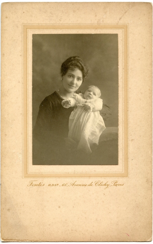 Mère posant avec son bébé
