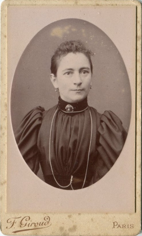 Jeune femme identifiée portant une broche sur son collet