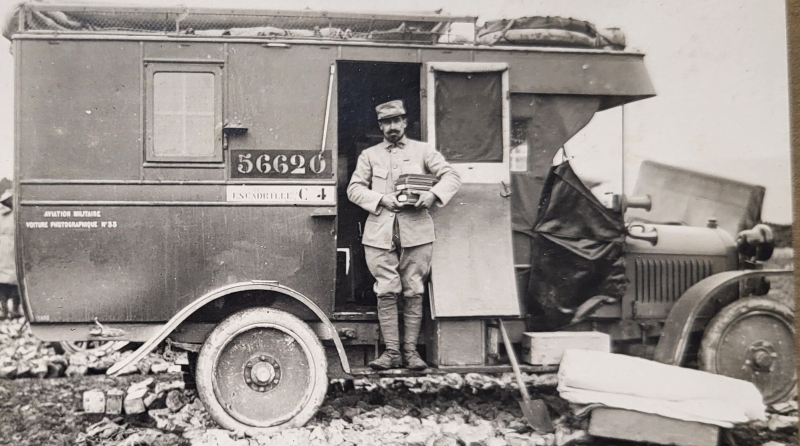 Gouttebaron posant devant sa "voiture photographique"