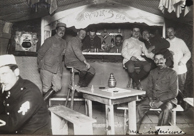 Vue intérieure du bar de l'escadrille.