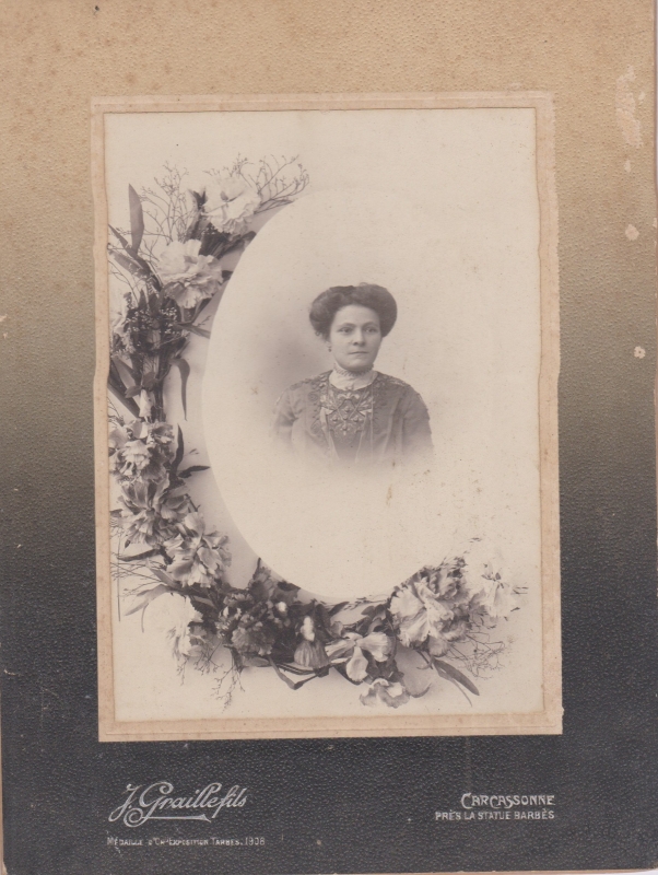 Portrait de femme dans un décor floral