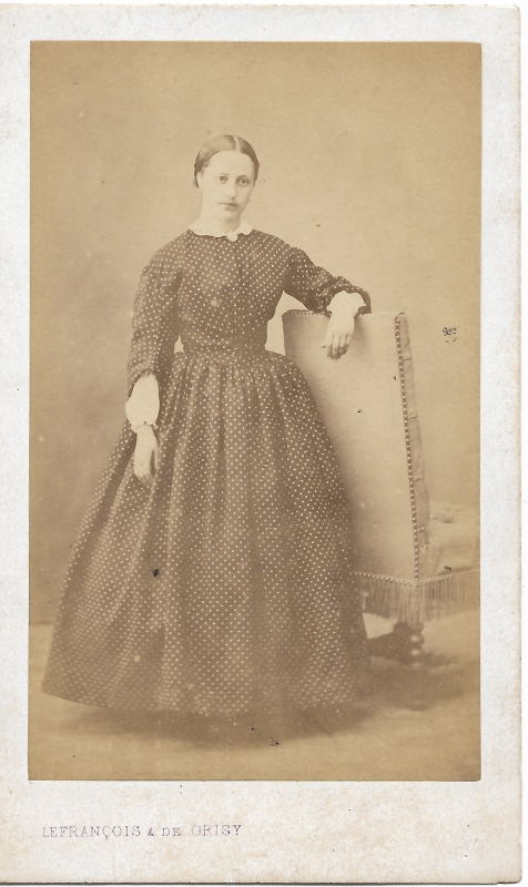 Jeune femme dans une robe à pois