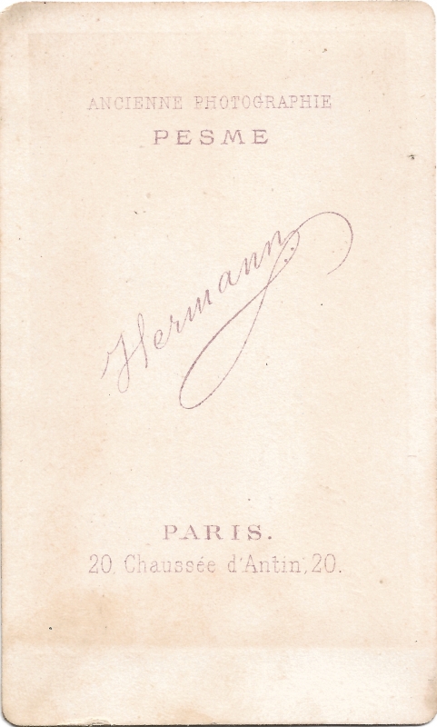 Jeune femme portant un serre-tête