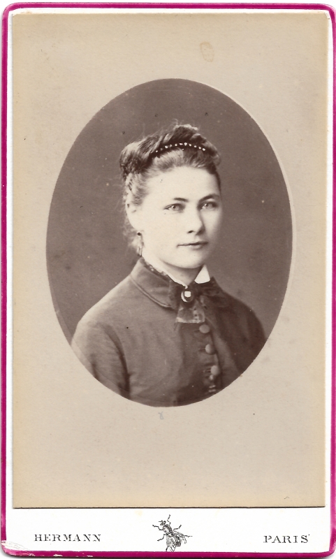 Jeune femme portant une croix en collier et des boucles d'oreille