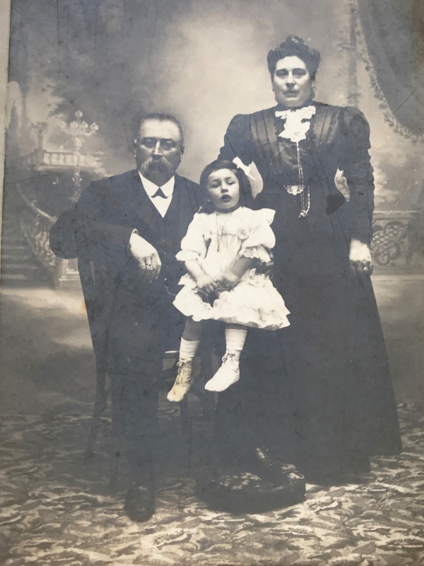 Pierre Canivet posant avec ses parents