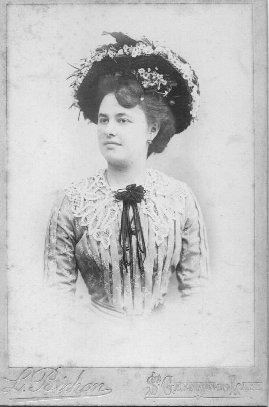 Maria Farchi avec son beau chapeau