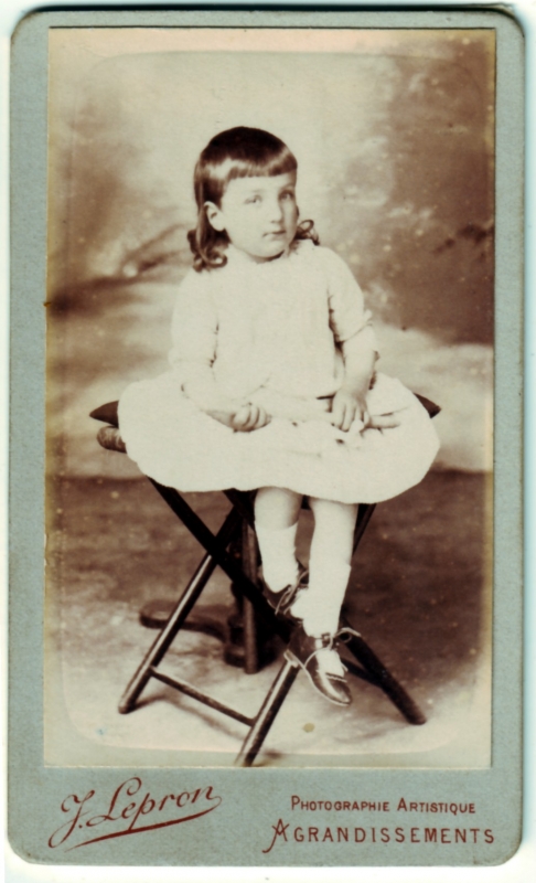 Fillette en robe blanche