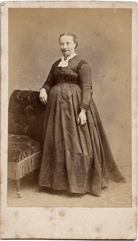 Femme debout près d'un siège 