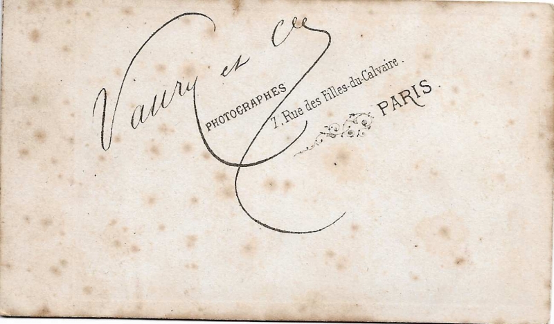 Femme debout près d'un siège 