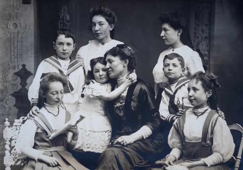 Alice Chauvin entourée de ses sept enfants.