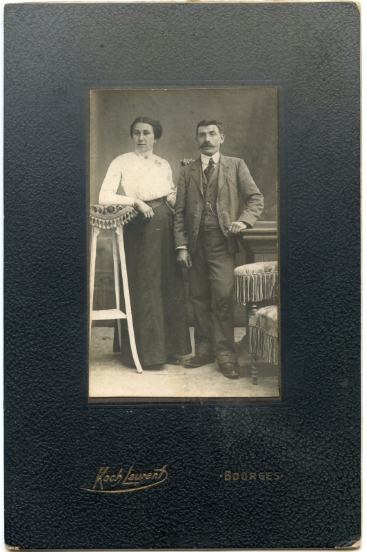 Couple posant en atelier