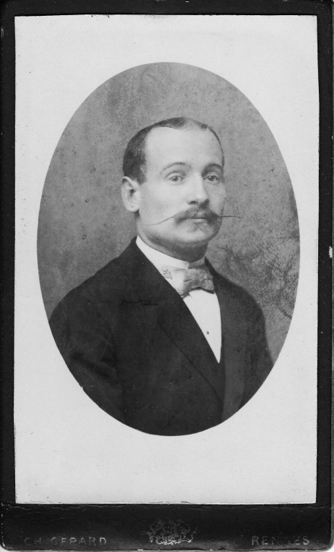 Homme avec une belle moustache