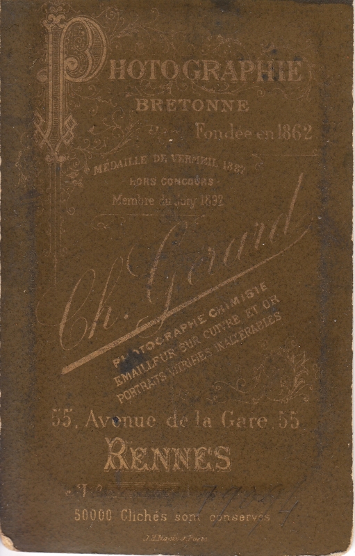 Femme coiffée d'un bonnet de dentelle