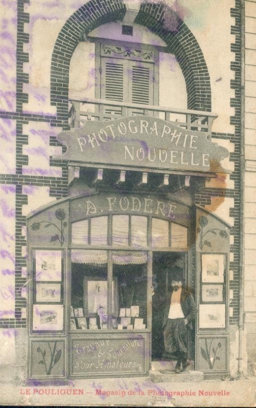 Le photographe devant son commerce