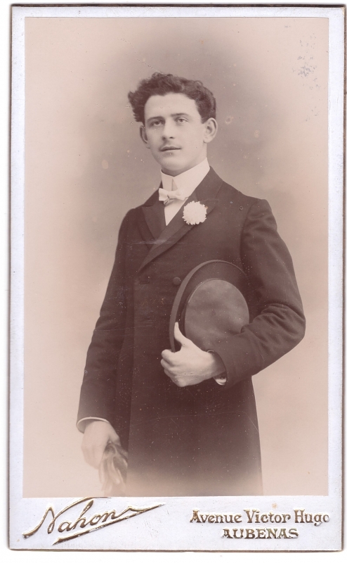 Jeune homme élégant, un oeillet blanc épinglé sur le col de son pardessus