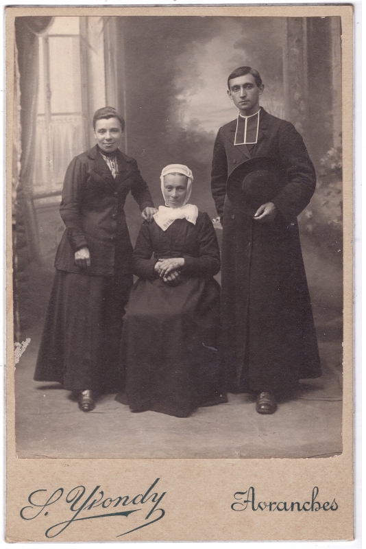 Portrait de famille : prêtre posant  avec sa mère et sa soeur (?)
