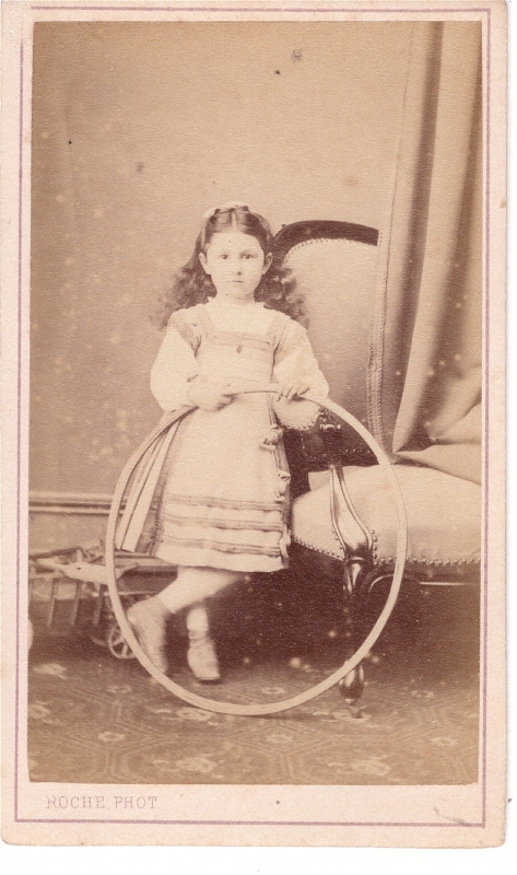 Petite fille posant avec un cerceau