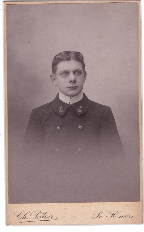 Jeune homme portant un uniforme de marin