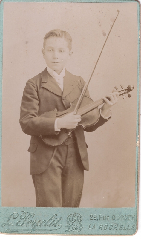 Jeune violoniste nommé René Joyet
