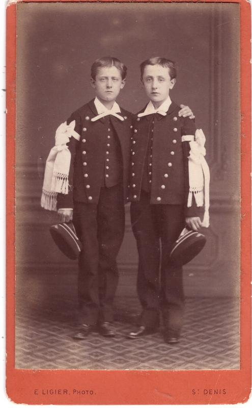 Deux communiants en uniforme (frères jumeaux ?)