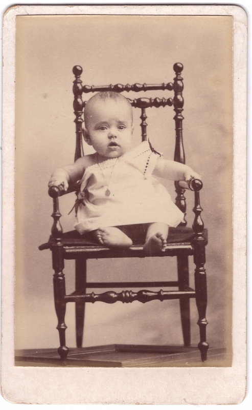 Bambin sur une chaise