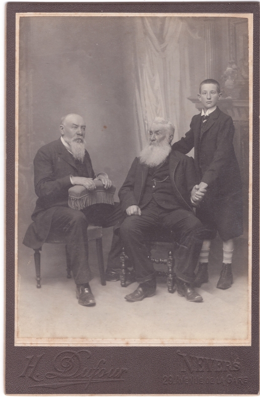 Deux nobles vieillards posant avec leur petit-fils (?)