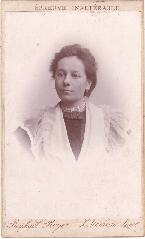 Jeune femme portant un collier tour de cou en perles