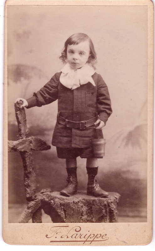 Henri Babault, enfant, tenant un petit seau dans la main