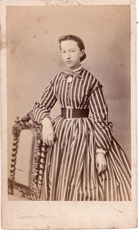 Jeune femme portant une robe à rayures verticales